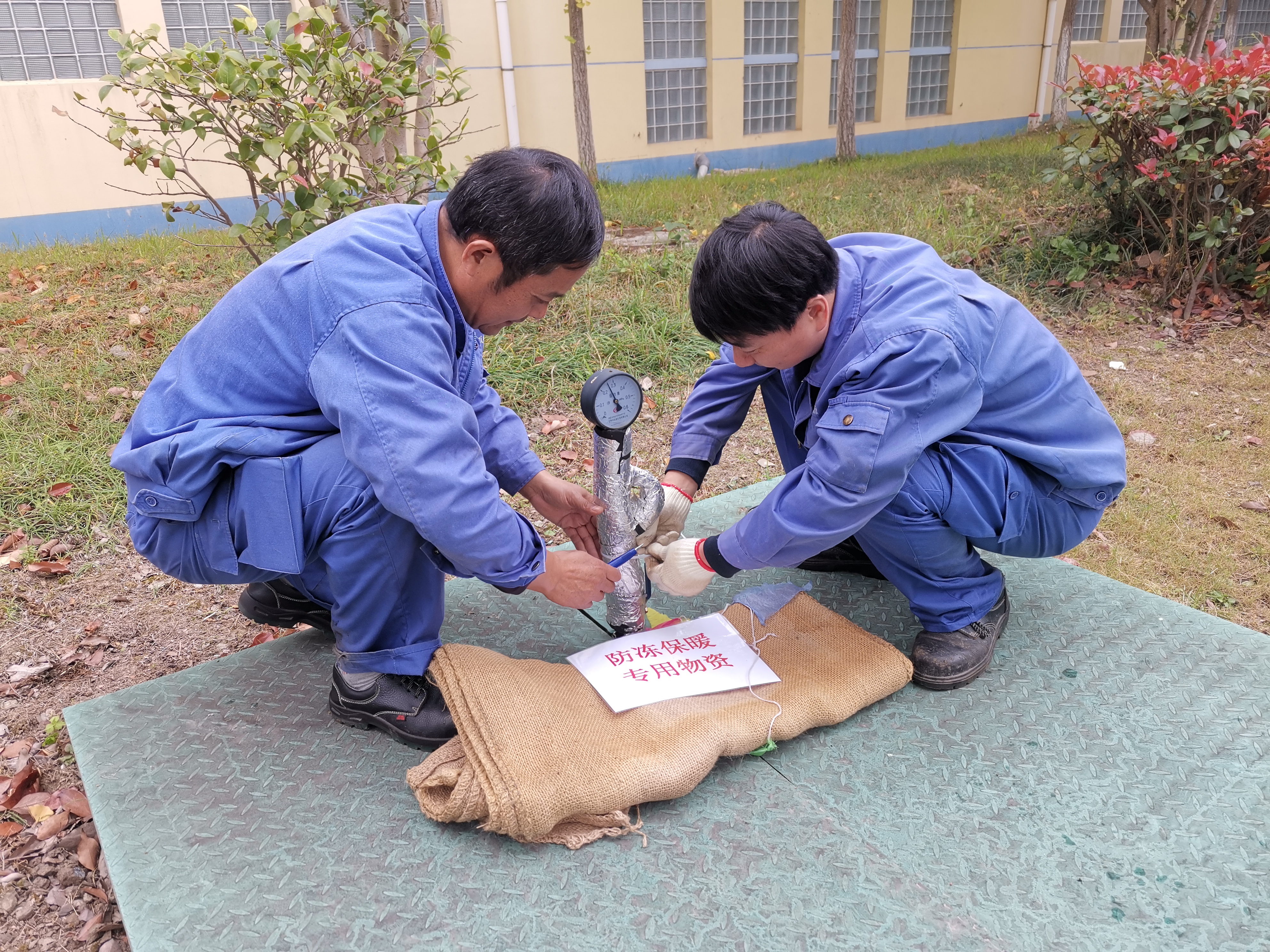 z6.com水务原水公司长江原水厂对厂区内袒露管路包裹防冻铝箔保暖棉.jpg